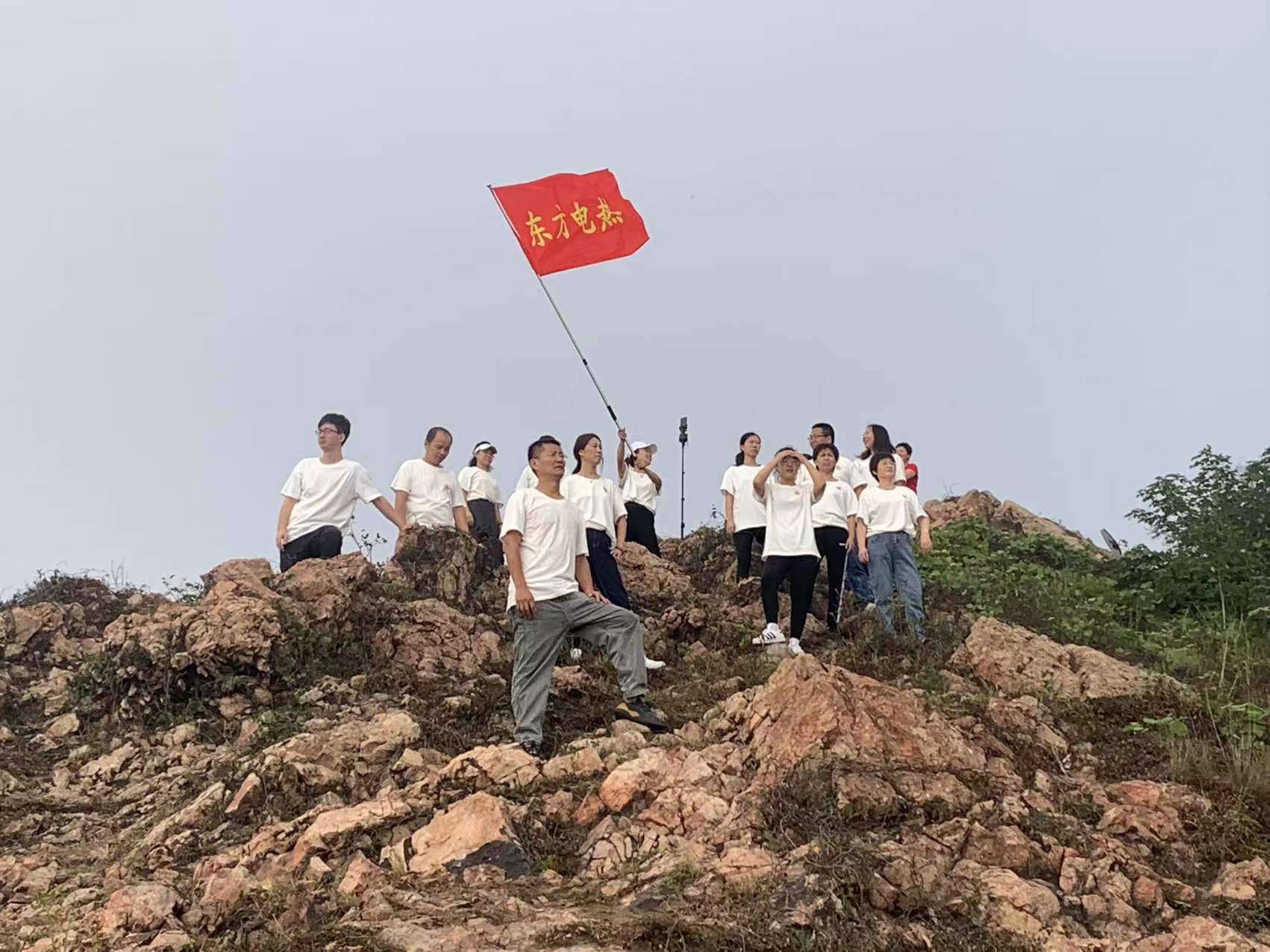 2022镇江东方组织员工开展登山活动